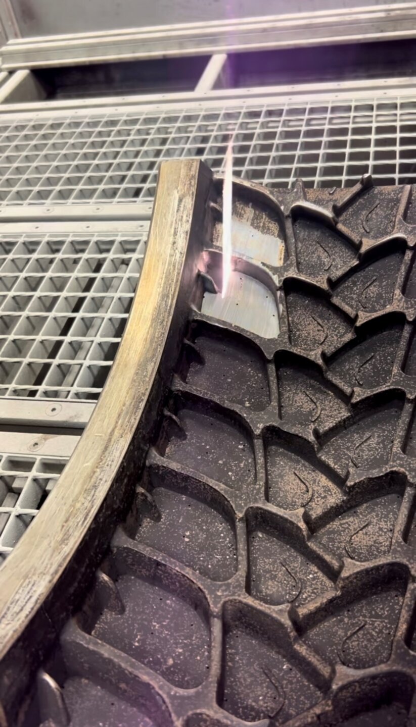 Laserové čištění forem